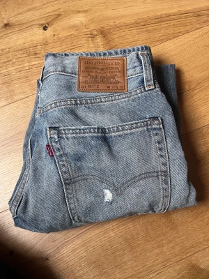 INTRESSEKOLL - Kollar om någon är intresserad av att köpa mina knappt andvända levis jeans köpta för 1300 