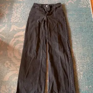Svarta vida jeans från monki. Bra skick