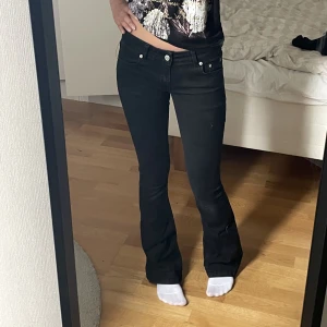 Nly jeans - Säljer dessa lågmidjade bootcut jeans från Nelly i stl xs, men som slutat säljas ❤️ säljer då jag inte får användning för dem, lite långa på mig som är 163. Dem finns kvar!