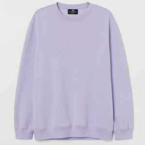 Lila sweatshirt💜 - Säljer denna lila sweatshirt från hm💜den är köpt för ca 2 år sedan men är i princip oanvänd! Säljer då jag ej använder den längre 