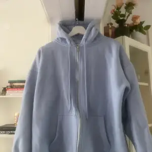 Blå zip up hoodie från Cider! Använd ett fåtal gånger och är i mycket bra skick. Ställ gärna frågor om du har några funderingar!! 