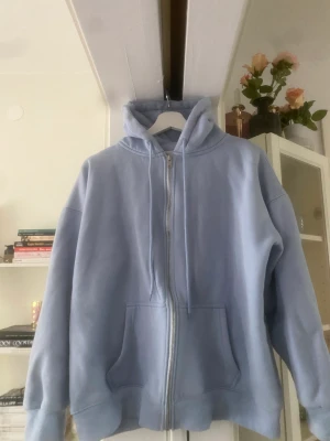 Blå zip up hoodie  - Blå zip up hoodie från Cider! Använd ett fåtal gånger och är i mycket bra skick. Ställ gärna frågor om du har några funderingar!! 