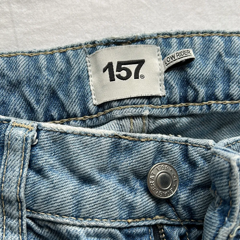 säljer ett par lågmidjade jeans från lager 157. storlek xs och superfint skick. nästan aldrig använda. Jeans & Byxor.