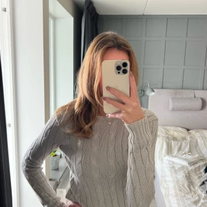 Kabelstickad tröja Ralph lauren  - Kabelstickad tröja i fint skick i fin grå färg