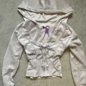 Croppad hoodie - Söt croppad hoodie med korsettliknande form i midjan. Extremt mjuk och fluffig. Silver. 