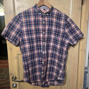 BARACUTA kortarmad skjorta - BARACUTA kortarmad skjorta i fint skick. Storlek: L, upplevs som liten L.