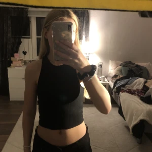 Svart linne  - Svart linne från Gina Tricot i storlek xs. Korsade band i ryggen (se bild 2 & 3). Bra skick.