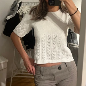 Stickad tröja - Vit stickad tröja med korta ärmar. I jättefint skick och används inte längre.