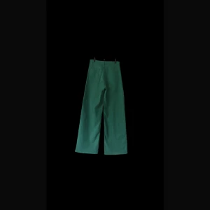 Gröna jeans  - Divided strl 38  Ngt slitna i nederkant pga har varit uppvikta. Liten fläck vid ena fickan (se bild). Ytterlängd 108 cm. Innerlängd 78 cm. Midja 70 cm.
