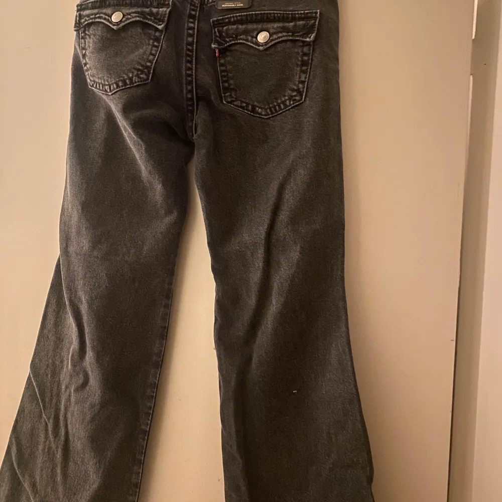 Oanvända levis jeans som är för korta för mig. Är 1,62.  Köptes för 1200 kr . Jeans & Byxor.