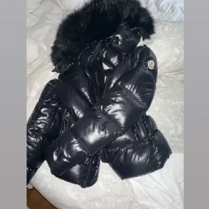 Moncler vinterjacka  - Säljer min fina Moncler vinterjacka som är köpt för 1 år sedan. Nypris 15000. Är i god skick och använt få gånger. Priset kan diskuteras vid snabb affär. Kvitto finns