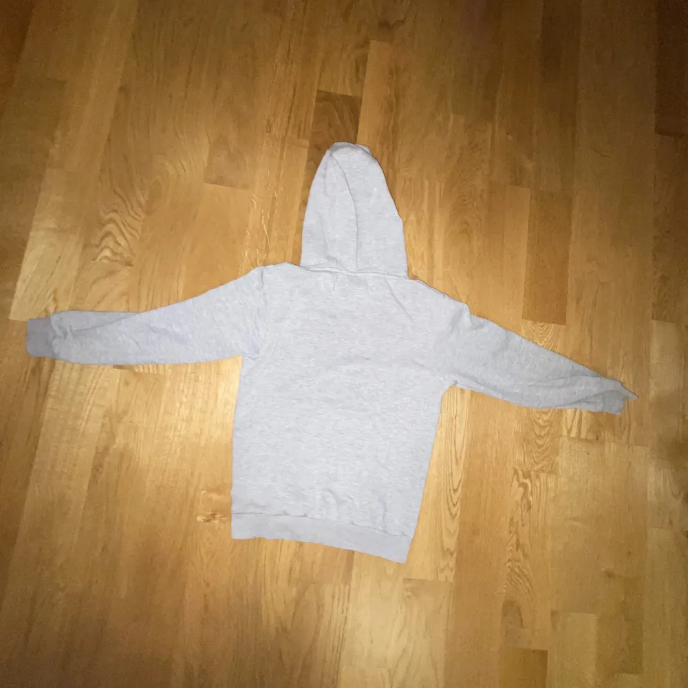 Säljer min gråa umbro hoodie🥰Den är i super skick och jätte skön😍Pris går att diskuteras, kom privat för fler frågor💗. Hoodies.