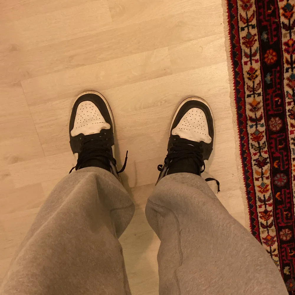 Jordan 1 low från Nike/Jordan. Storlek 44.. Skor.