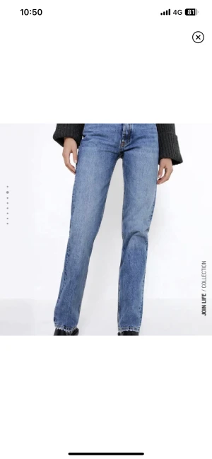 Jeans  - Zara jeans i modellen mid waist straight jeans.🤍