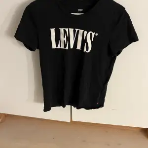 T-shirt från Levis i storlek S.