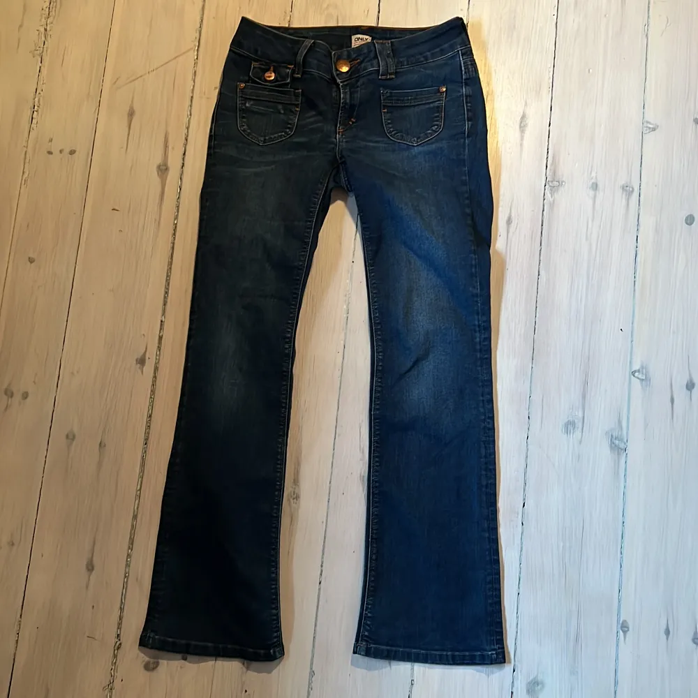 så fina lågmidjade utsvängda jeans från only. midjemåttet tvärs över är 36cm o innerbenslängd 73cm💕. Jeans & Byxor.