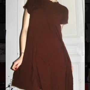 Vinröd miniklänning  - Jättesöt vinröd miniklänning utan midja. Stl 40 men funkar oversized på mig som är 34/36. Köpt second hand men bra skick. Skriv för mått. Priset kan diskuteras. Köparen står för frakten men kan även mötas upp på Södermalm i Stockholm. 