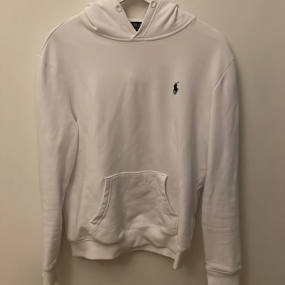En hoodie från ”Ralph Lauren” i bra skick. Jag säljer hoodien för att den är lite för liten för mig. Nypris ligger på 800 kr, mitt pris: 275 kr. Hoodies.