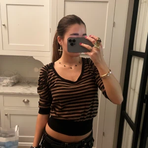 Randig Topp - Asfin randig croppad topp/magtröja från HM🦓 Strl M men liten i modellen så passar S-M 👌🏾