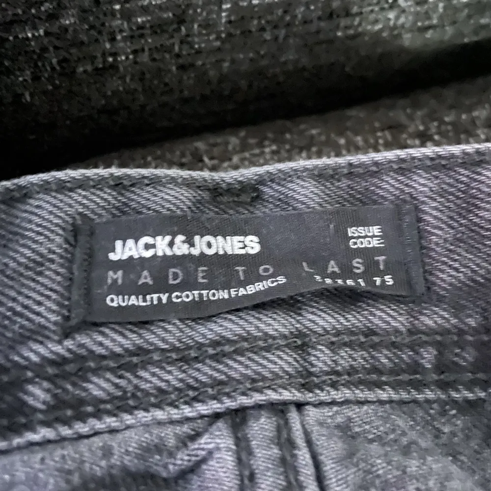 Jacks & Jones Svarta baggy jeans med riktigt bra skick. Knappt använda. Storlek W 34, L 32. Nypris 599 kr, jag säljer de för 249 kr, säljer de pågrund av fel storlek för mig. Skriv till mig om ni har mer frågor:). Jeans & Byxor.