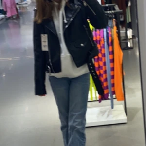 Skinnjacka  - Jag säljer min jeans jacka från zara, som tyvver blivit för liten🩷 Den har inga defekter.  Ordenarie pris 600kr jag säljer för 250kr🩷