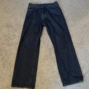 Snygga blå jeans från Hope, storlek 30 med lite snygg bootcut. 8/10 skick