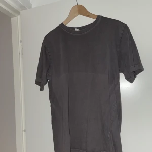 Grå tröja från weekday - Säljer min grå tröja från weekday i fint skick men inte använts på ett tag. Kontakta för frågor eller fler bilder:)