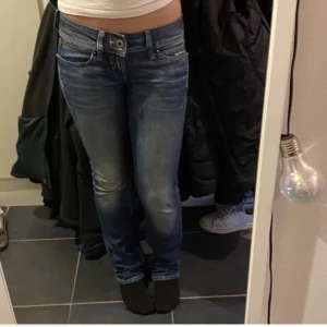G-star jeans - Jätte fina low waist jeans från g-star🫶🏼 köpte här på Plick men de passade tyvärr inte❤️ bilderna är lånade av hon jag köpte av🫶🏼💘 jeansen är i bra skick Midjemått: 40cm rakt över, Innerbenslängd: 80cm