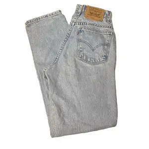 Snygga levis jeans i rak modell med orange levis-tab 🧡midjemått 34 cm raktöver, innerbenslängd 75 cm