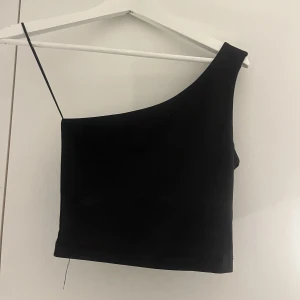 One shoulder topp - En jätte fin svart one shulder topp ifrån bikbok som tyvärr blivit för liten