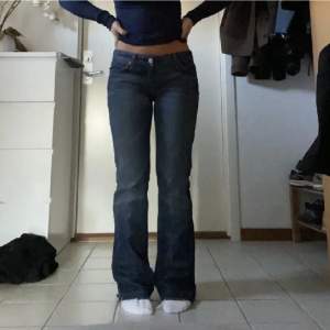 Ett par lågmidjade jeans som jag köpt här på plick. Säljer för dom är för korta för mig (jag är 169)❤️Kom privat för fler frågor💋✨