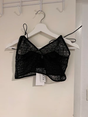 Spets topp  - Kort spets topp från NA-KD med prislapp kvar  Aldrig använts 