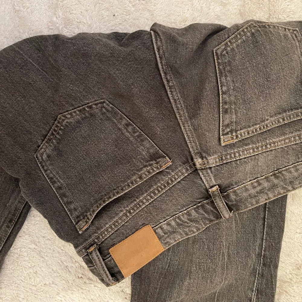 Säljer dessa snygga jeans från weekday som är använda fåtal gånger. Säljer den pga den inte kommer till användning. Byxorna har inga defekter.💕 Nypris 590. Jeans & Byxor.