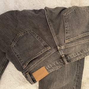 Säljer dessa snygga jeans från weekday som är använda fåtal gånger. Säljer den pga den inte kommer till användning. Byxorna har inga defekter.💕 Nypris 590