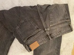 Säljer dessa snygga jeans från weekday som är använda fåtal gånger. Säljer den pga den inte kommer till användning. Byxorna har inga defekter.💕 Nypris 590