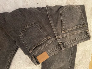 Snygga lågmidjade jeans från weekday - Säljer dessa snygga jeans från weekday som är använda fåtal gånger. Säljer den pga den inte kommer till användning. Byxorna har inga defekter.💕 Nypris 590