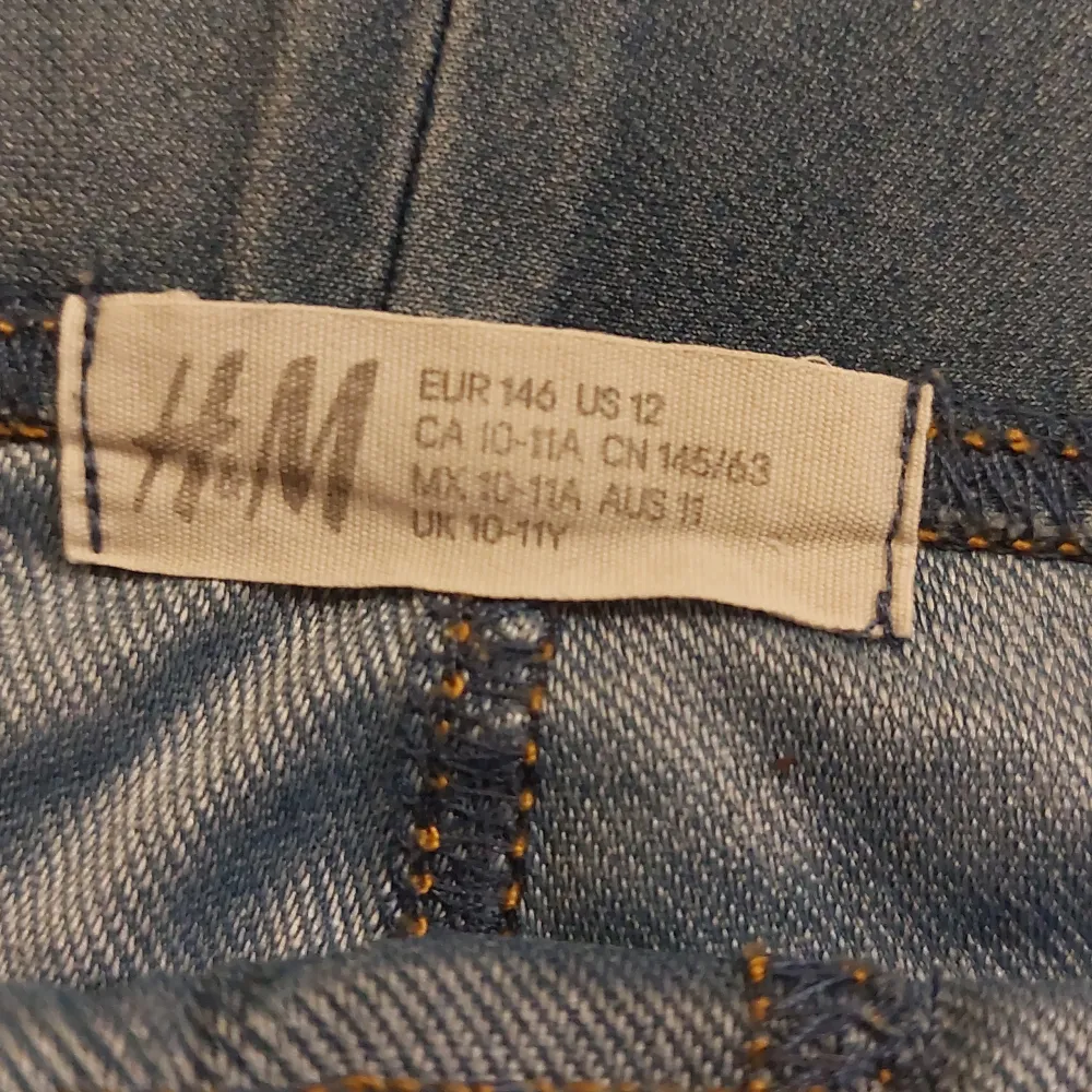 Fina blåa skinny jeans från H&M. Fint skick.. Jeans & Byxor.