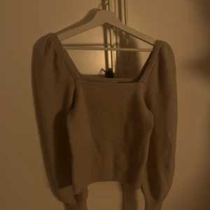 Stickad topp - Stickad topp med fyrkantig uringning frpn H&M. Oanvänd. 