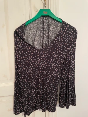 Fin topp med fint mönster - Säljer denna fina topp från H&M som är använd fåtal gånger. Säljer den pga den inte kommer till användning. Tröjan har inga defekter.💕