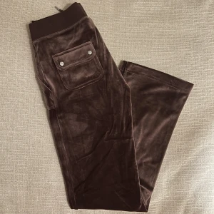 Juicy Couture byxor - Helt nya i färgen ”bitter chocolate”. Prislappen kvar storlek S 🫶🏽🫶🏽