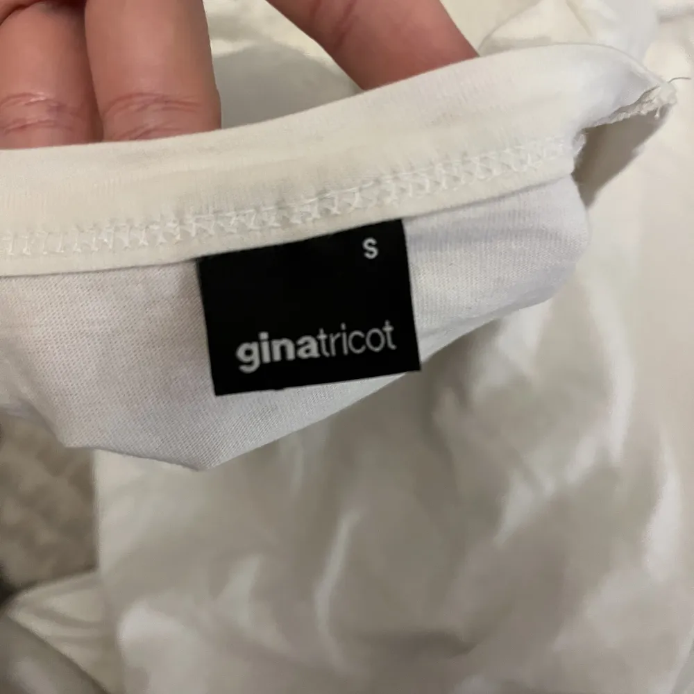 Säljer denna vita långärmade tröjan från Gina Tricot då den inte kommit till användning på länge och därför har bra skick. Den har små ”puffar” vid axlarna som man kan se på första bilden💗. Tröjor & Koftor.