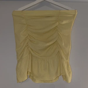 Kjol.  - Jättesöt gul kjol, aldrig använt.💛