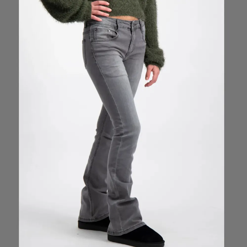 low waist gråa bootcut jeans från kidsbrandstore, endast testat. modellen på bilden är 160cm. Nypris 549kr, kan även sänka priset. skriv privat för egna bilder o frågor 💕. Jeans & Byxor.