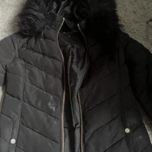 Jacka  - Säljer en svart jacka som går litte nedanför midjan. Den är i storlek S och jag köpte den för 500 kr men den har en litten fläck på framsidan av jackan som säker går bort om man tvättar. Den är i bra men använt skick och därför säljer jag den för 200 kr. 
