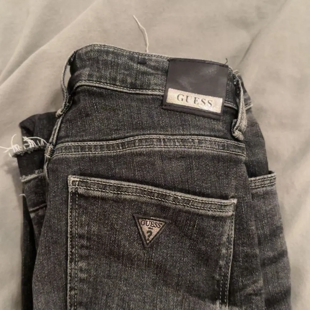 Säljer mina guess jeans, org pris 1250, st 26 (Dom är bootcut syns inte jättebra på bild) skriv för fler bilder eller frågor 💕. Jeans & Byxor.