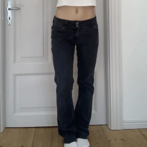 Lågmidjade jeans - Super snygga lågmidjade jeans 🔝 jag är 165 ✨ midjemått: ca 39 cm ✨ innebenslängd: ca 80 cm