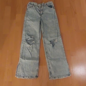 Ljus blåa jeans (Wida) - Ljus blå wida jeans i fint skick.
