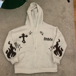 Zip up hoodie y2k - Tvär cool y2k zip up hoodie med tryck. Storlek S och säljs då jag bytt stil