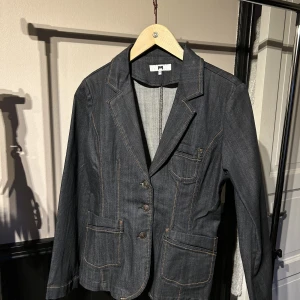 Joy Jeans kavaj - Säljer denna jeans kavaj från joy storlek 40. Mycket bra skick knappt använd