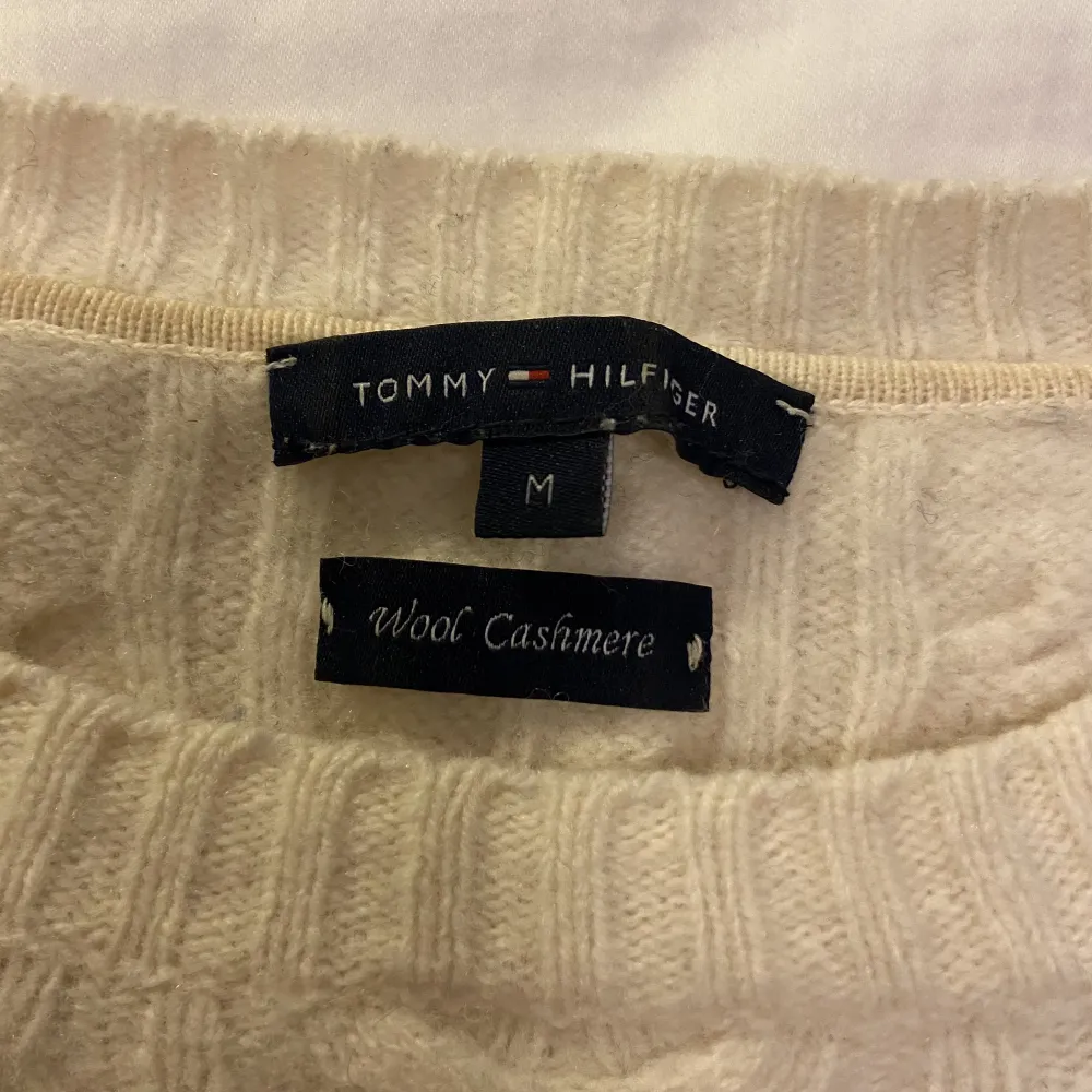 Ribbstickad tröja i kashmir från Tommy Hilfinger. Riktigt varm och mysig. Bra skick. 💗. Tröjor & Koftor.